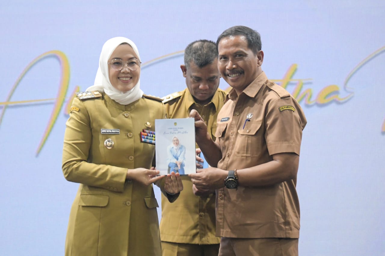 Bupati Purwakarta Anne Ratna Mustika (kiri) saat Launching buku lebih dekat dengan Ambu Anne Ratna Mustika di  Belai Yudistira Komplek Pemda Purwakarta. MI/Reza Sunarya
